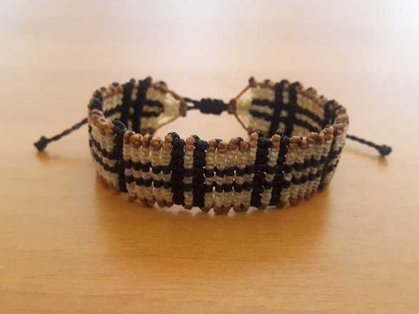 Pulseira macramé xadrez