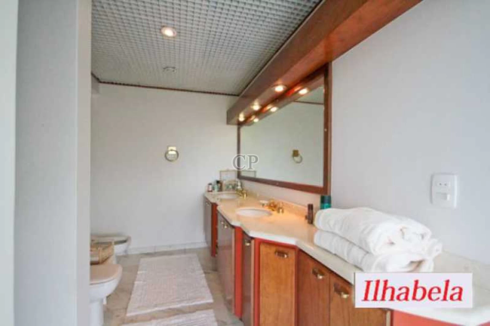 Casa com 06 dormitórios