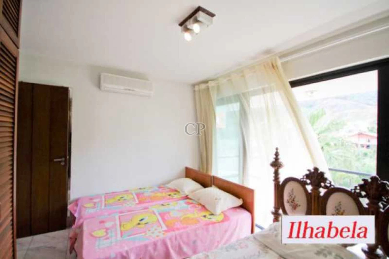 Casa com 06 dormitórios