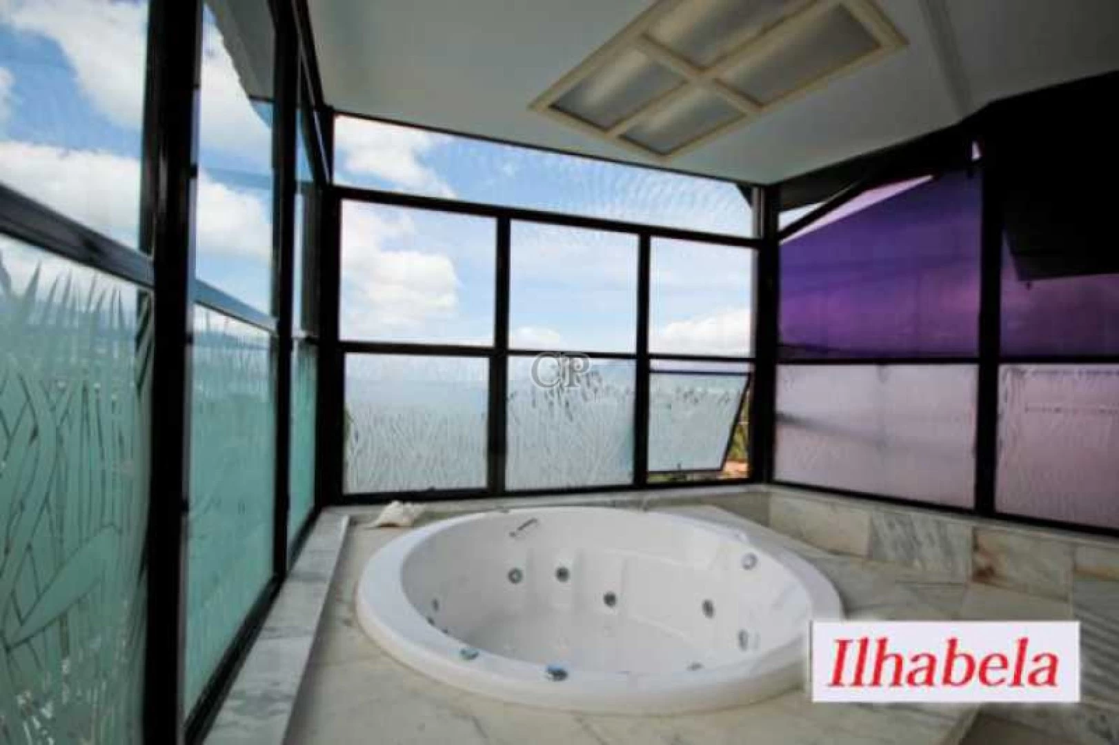Casa com 06 dormitórios
