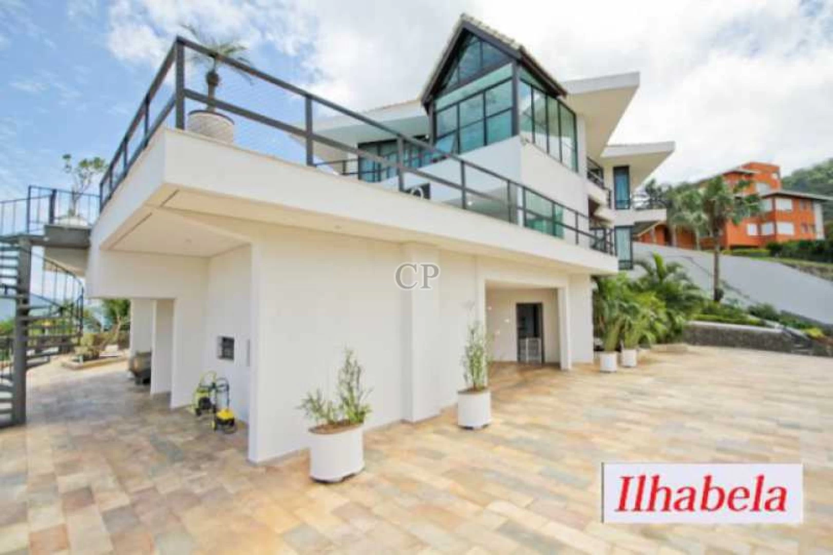Casa com 06 dormitórios