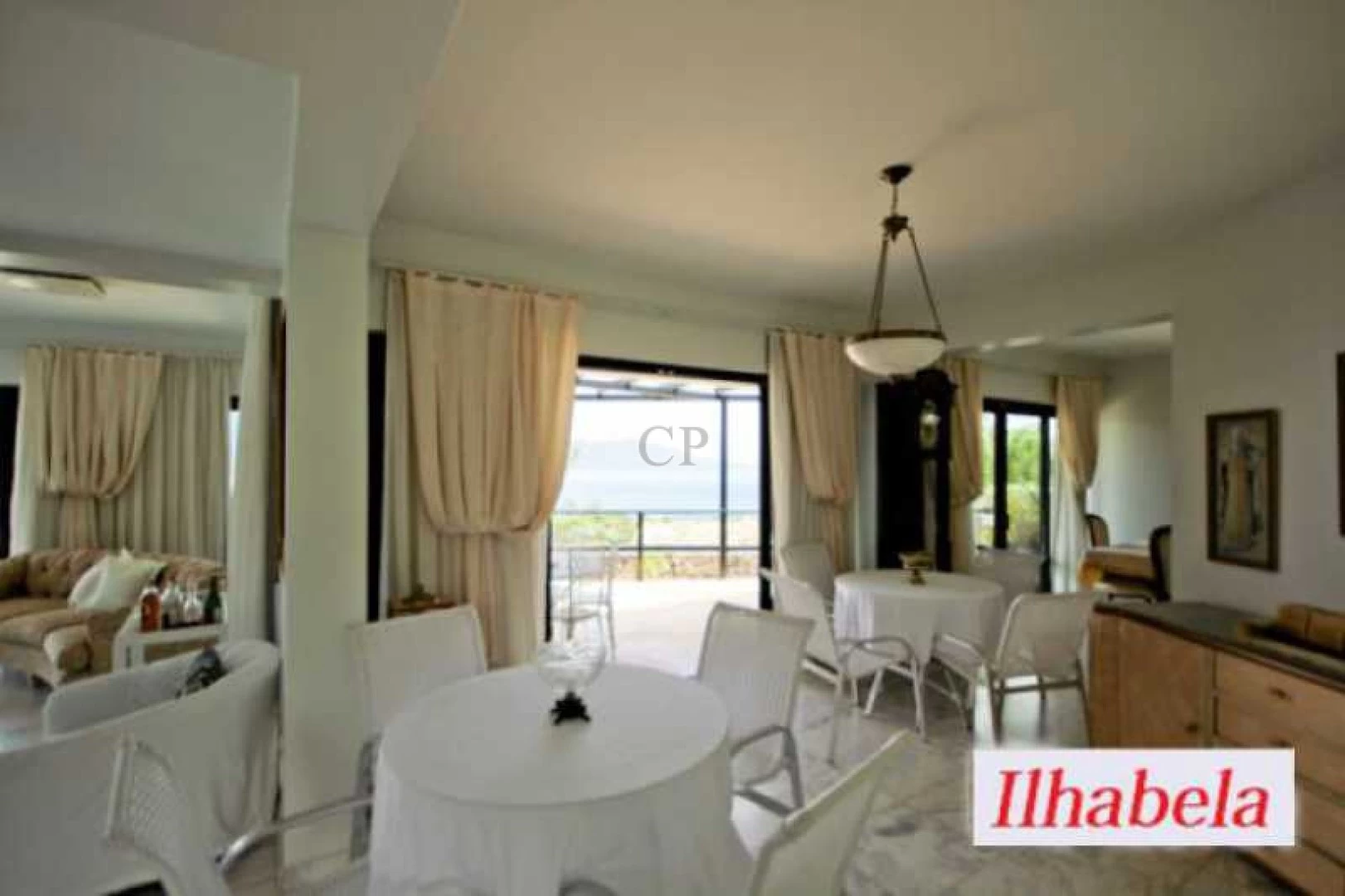 Casa com 06 dormitórios