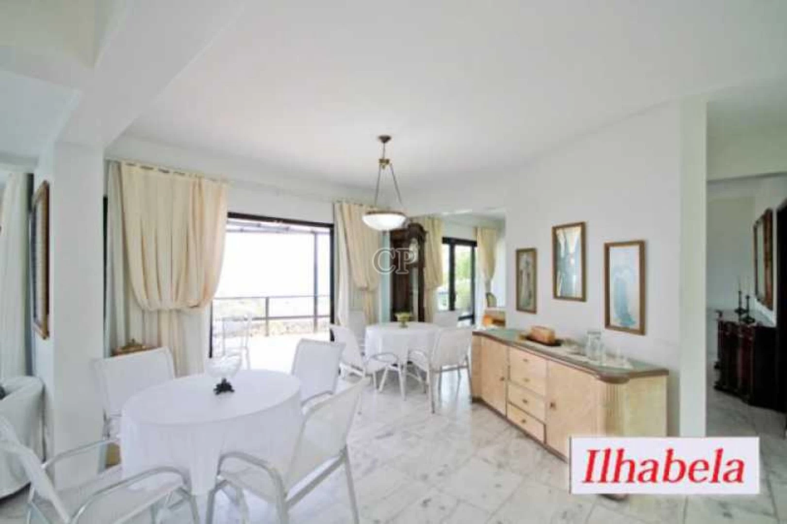 Casa com 06 dormitórios