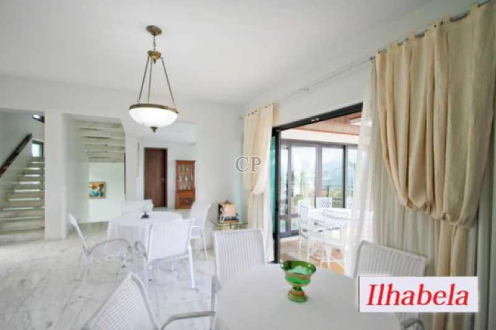 Casa com 06 dormitórios
