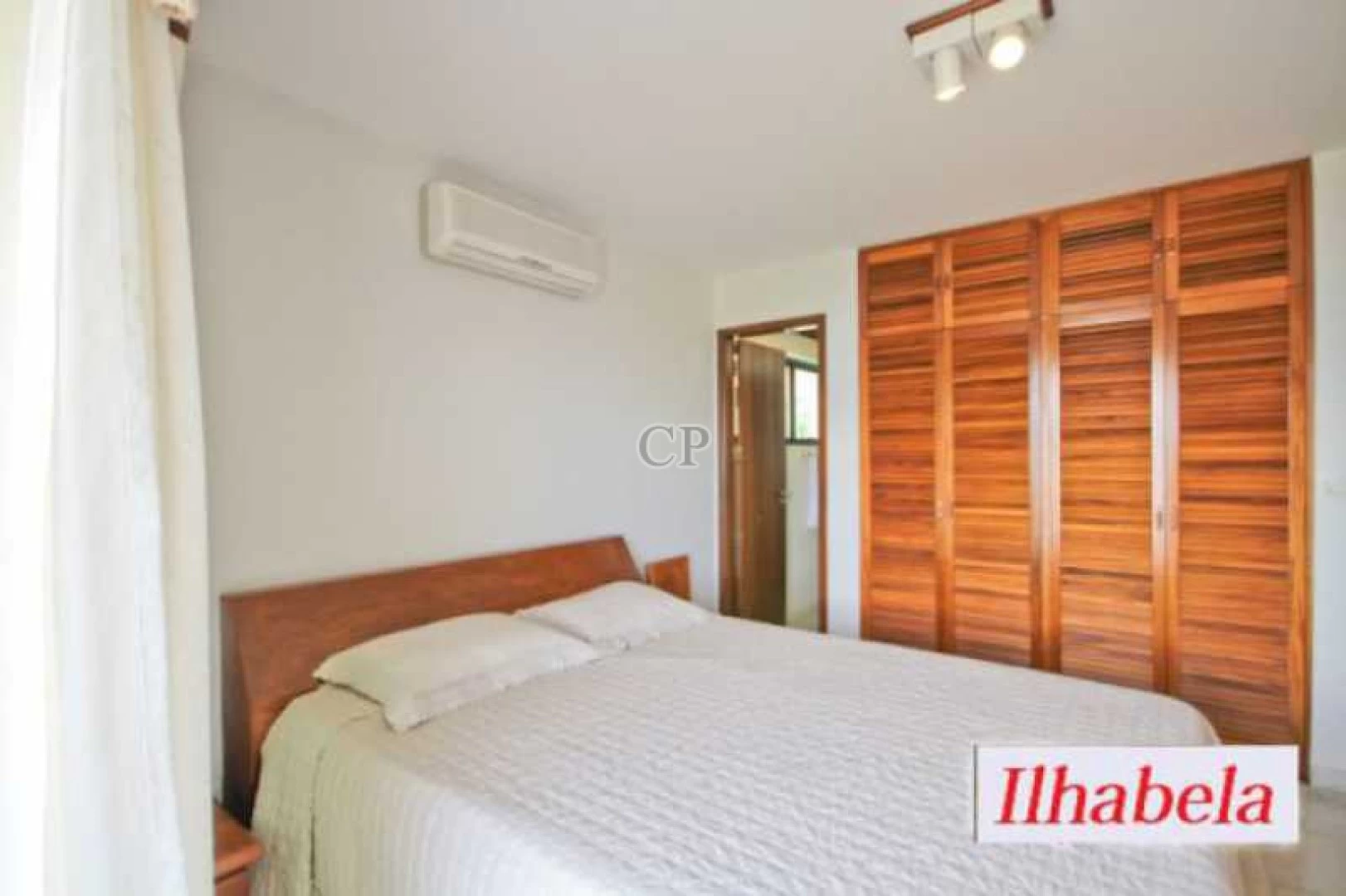 Casa com 06 dormitórios