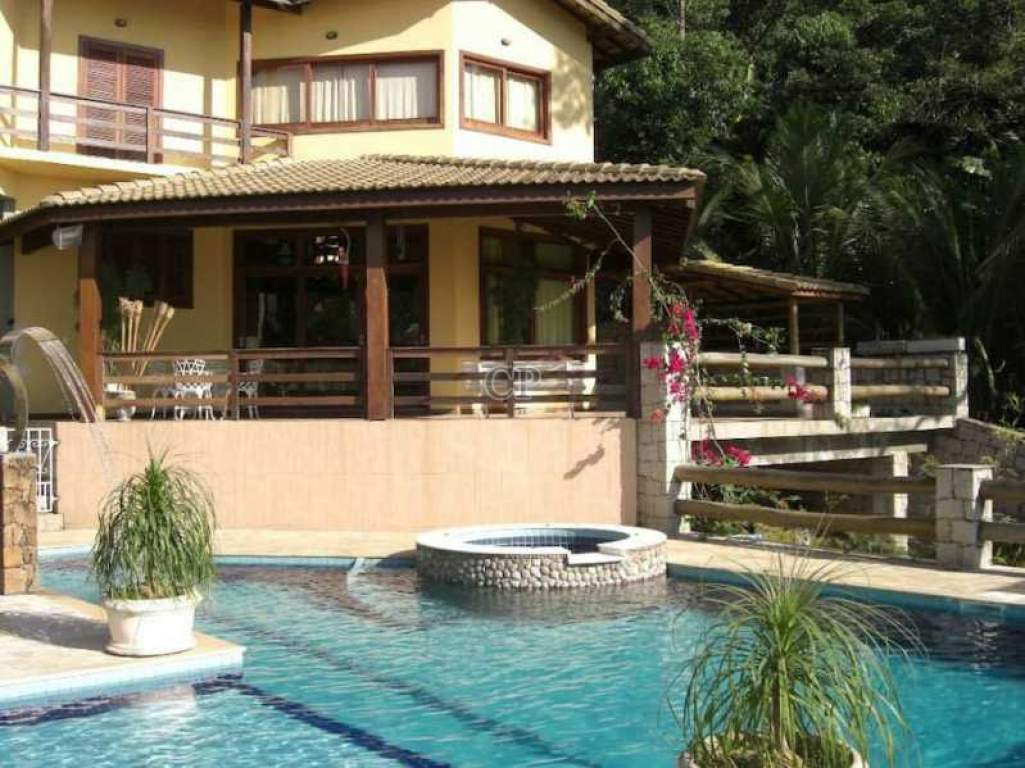 CASA COM PISCINA