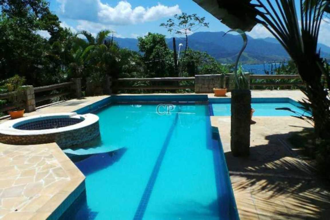 CASA COM PISCINA