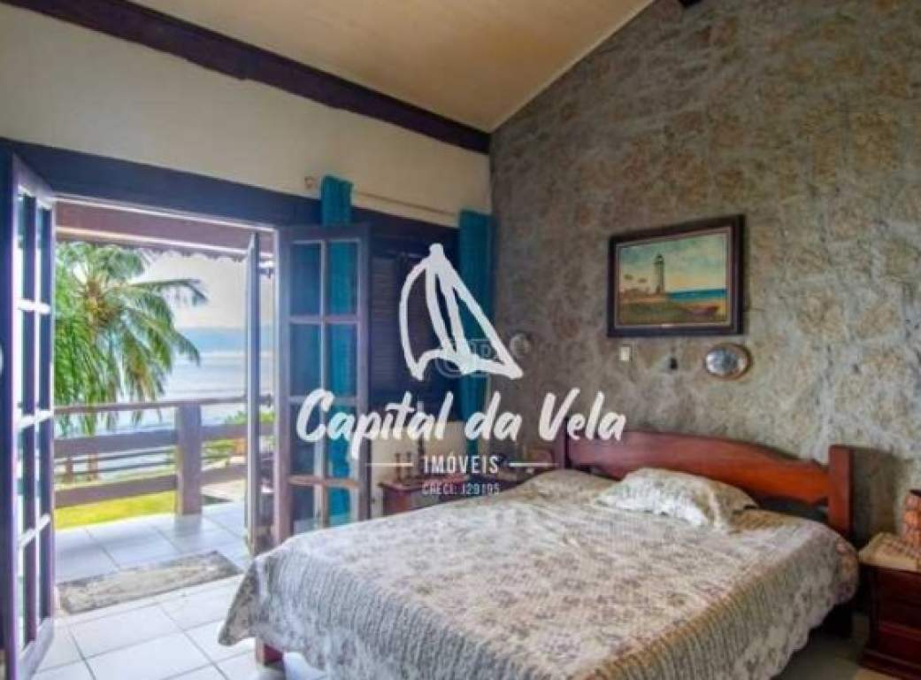 Casa costeira com pier 