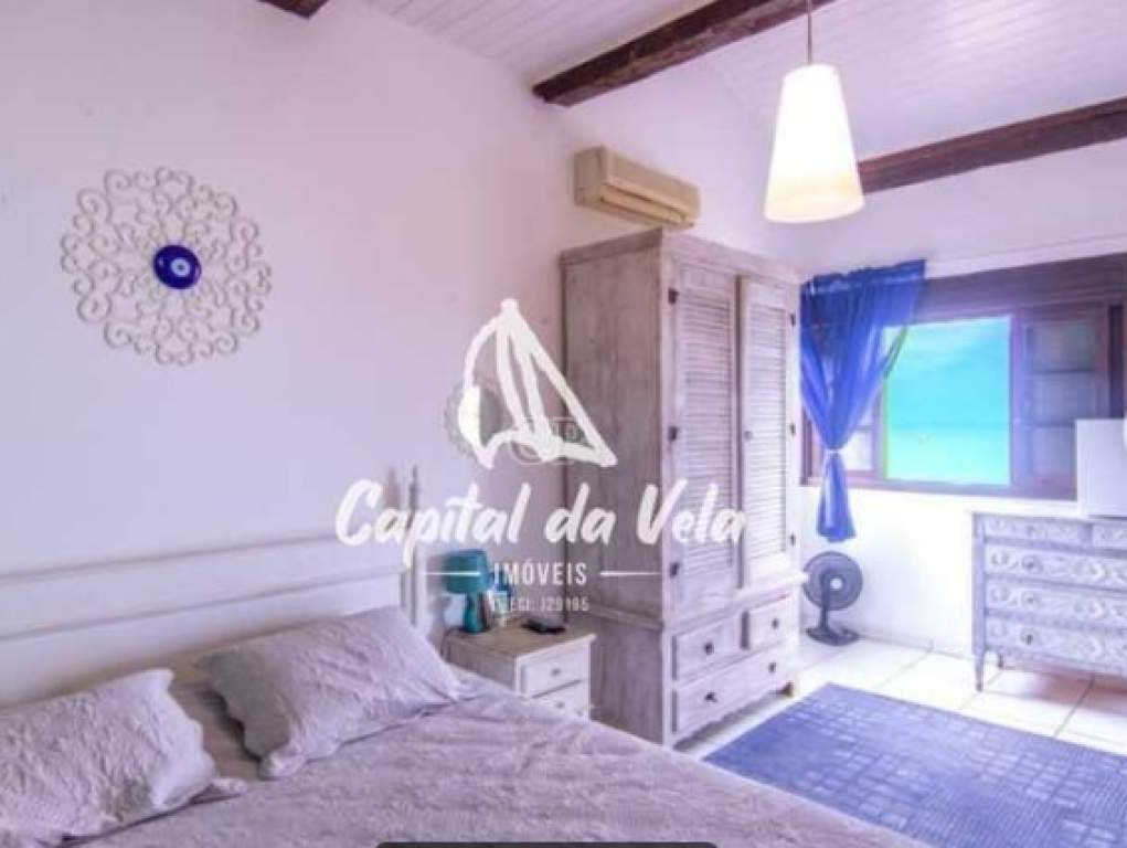 Casa costeira com pier 