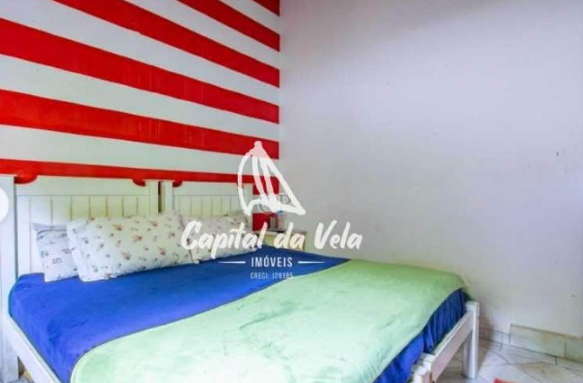 Casa costeira com pier 