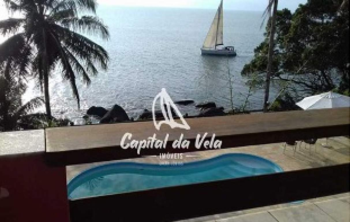 Casa costeira com pier 
