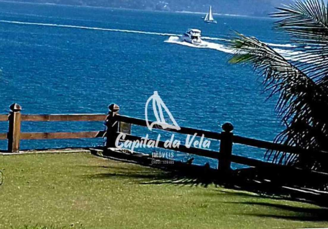 Casa costeira com pier 