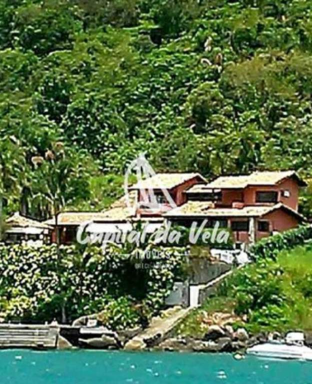 Casa costeira com pier 