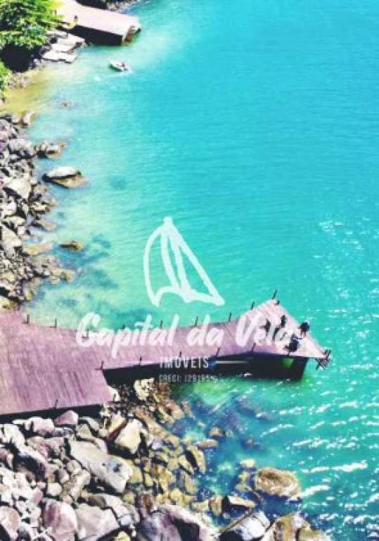 Casa costeira com pier 
