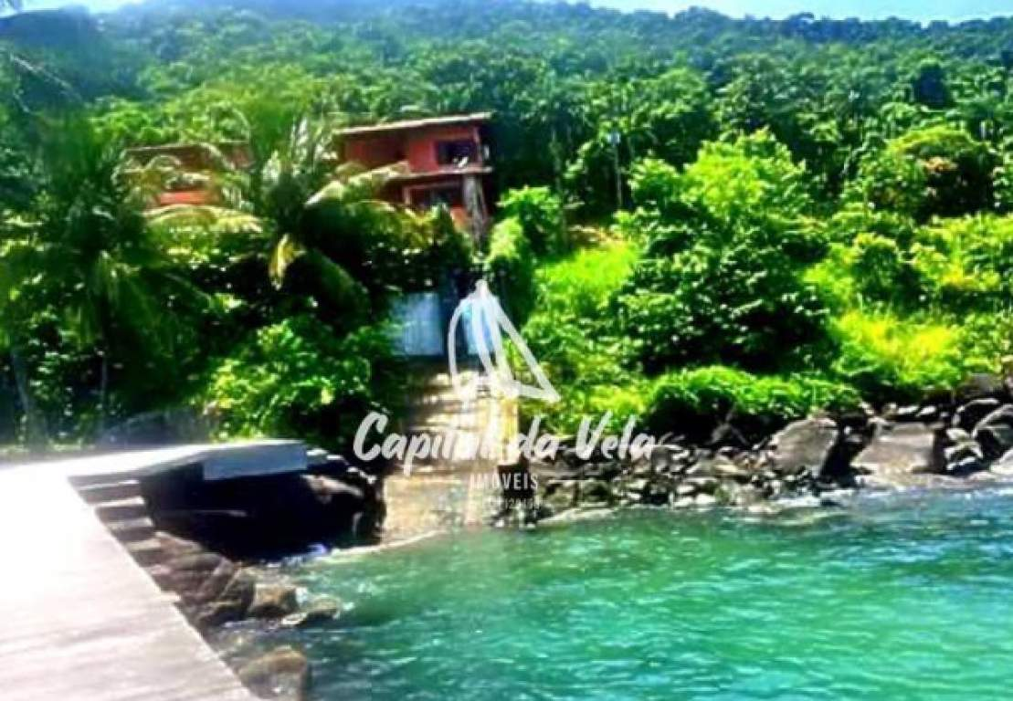 Casa costeira com pier 