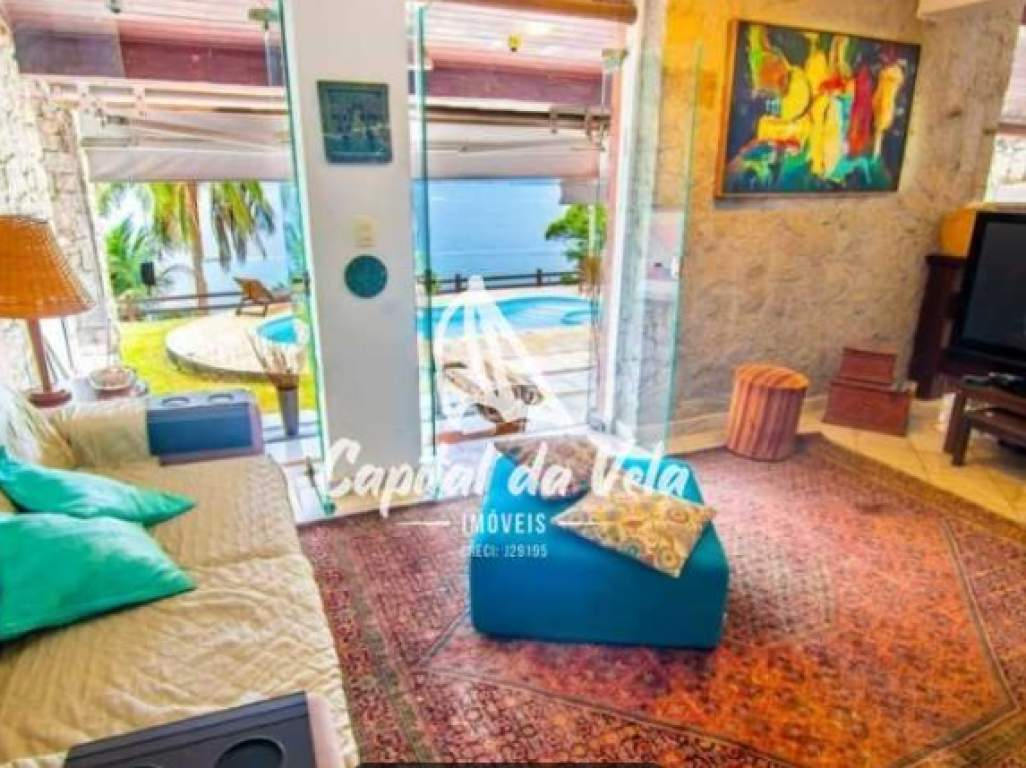 Casa costeira com pier 