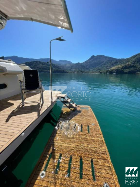 Ferretti Yachts 530 