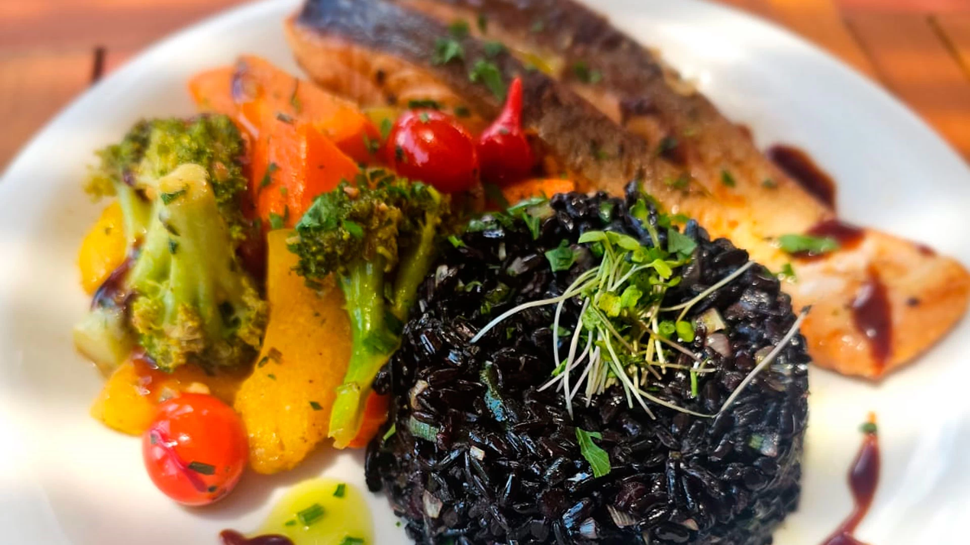 Salmão com Arroz Negro