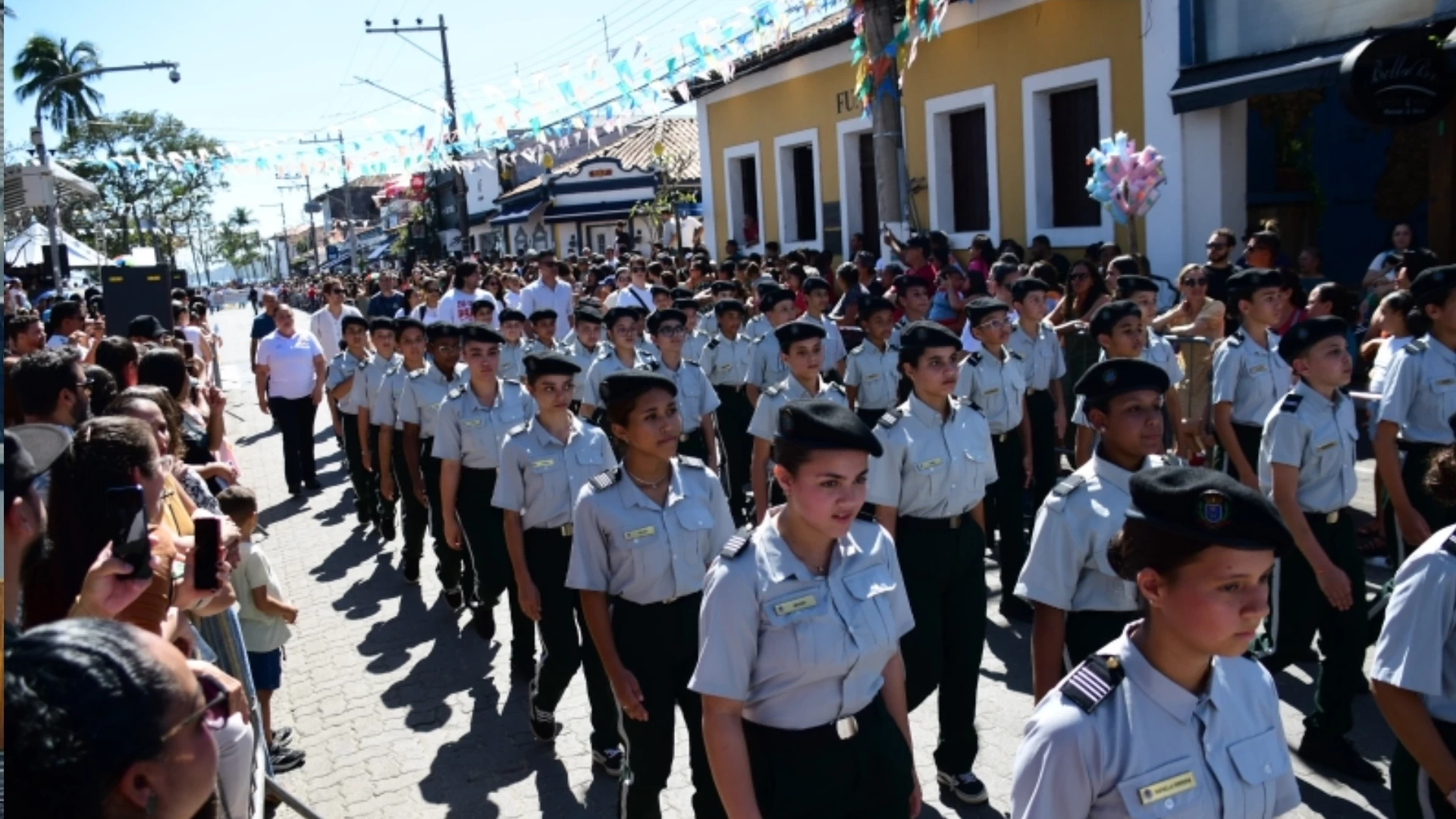 Desfile cívico, militar e estudantil 